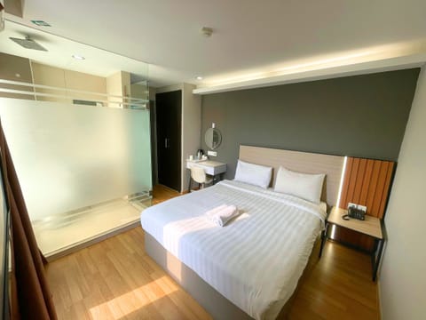 Deluxe Queen with Window | Desk, iron/ironing board (on request), WiFi (free), bed sheets