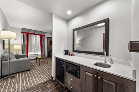 Suite, 1 King Bed, Non Smoking | Blackout drapes, soundproofing, iron/ironing board, free WiFi
