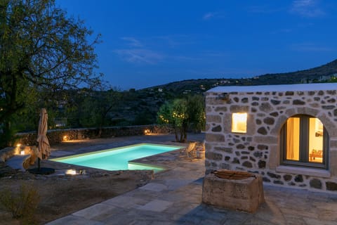 Artist's Studio patio & pool