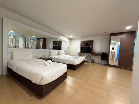 Triple Room | Minibar, in-room safe, desk, soundproofing