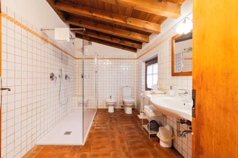 Superior Double Room | Bathroom | Free toiletries, hair dryer, bidet, towels