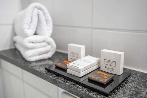 Shower, rainfall showerhead, free toiletries, hair dryer