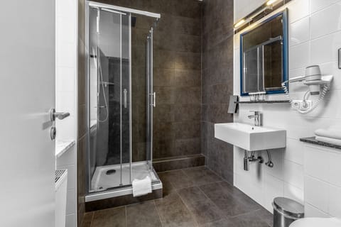 Shower, rainfall showerhead, free toiletries, hair dryer