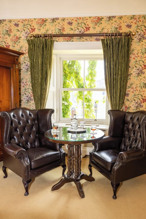 Junior Suite | 1 bedroom, desk, iron/ironing board (on request), WiFi (free)