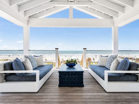 Beautiful open deck, with a direct view of the beach.