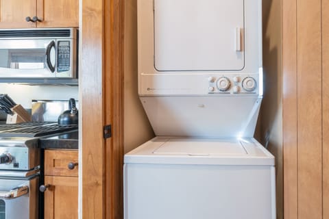 7.0-sunshine-at-terraces-telluride-vacation-rental-laundry