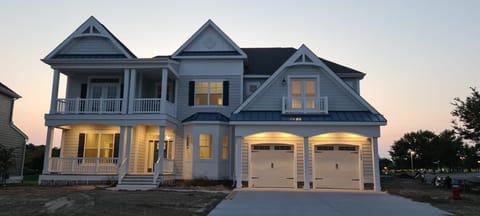 Enjoy our brand new Peninsula house in the prestigious Sanctuary neighborhood!