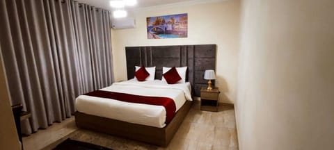 Egyptian cotton sheets, premium bedding, minibar, desk