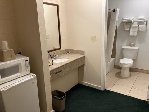 Combined shower/tub, rainfall showerhead, free toiletries, towels