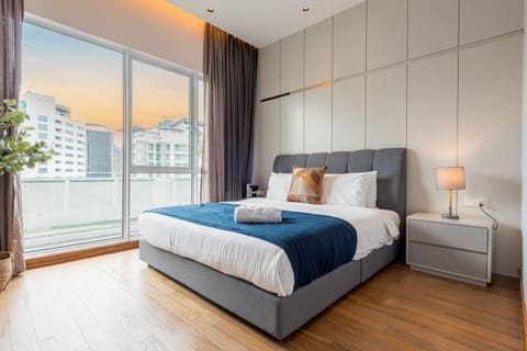 Deluxe Penthouse | 3 bedrooms, desk, blackout drapes, iron/ironing board