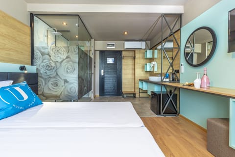 Standard Triple Room | Minibar, in-room safe, blackout drapes, free WiFi