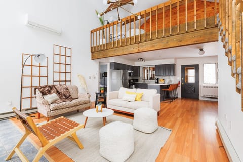 Cozy evenings, adventurous days: unwind in the living room…