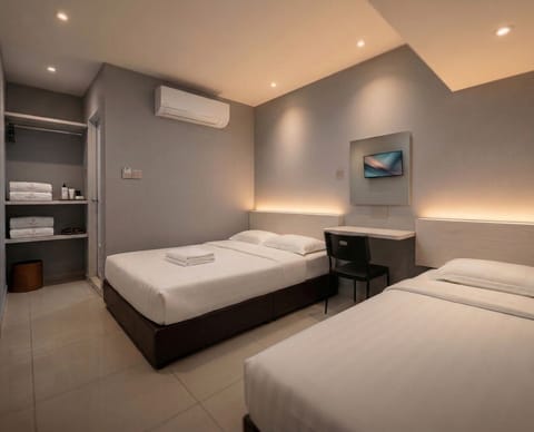 Triple Room | Desk, laptop workspace, iron/ironing board, free WiFi