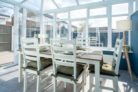 Premium House, Private Bathroom, Garden View (4 bed 2 bath house) | Dining