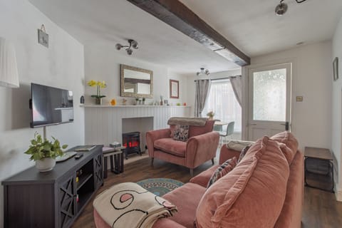 Sitting room with fireplace

