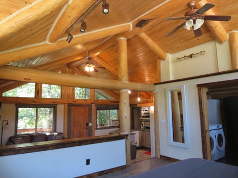open ceiling make this space fill much larger then 800 sq feet