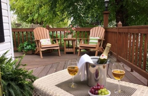Deck area to relax and enjoy each other's company. 