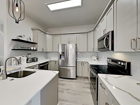 House, Multiple Beds, Balcony | Private kitchen | Fridge, microwave, oven, stovetop