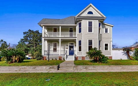 Large Corner lot with lots of Privacy!