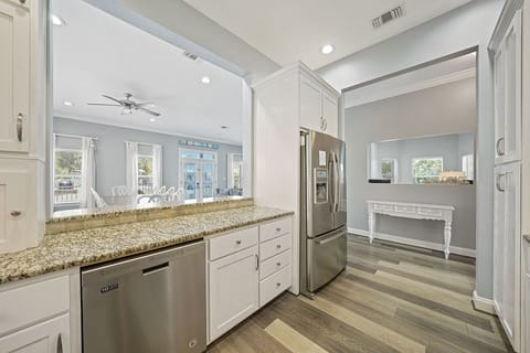 Flirty Flamingo - Crystal Beach - Kitchen