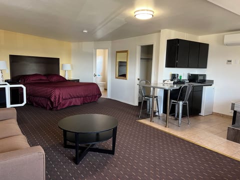 King Suite with Spa Bath- No Pets Allowed | Blackout drapes, iron/ironing board, free WiFi, bed sheets