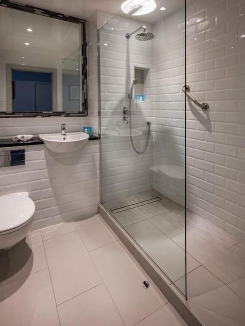 Family Room (Interconnectin Rooms) | Bathroom | Combined shower/tub, designer toiletries, hair dryer, towels