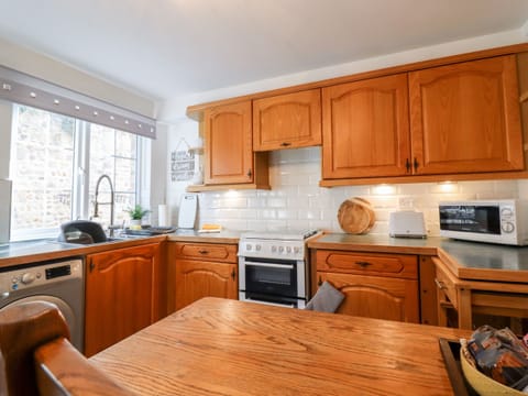Cottage | Private kitchen | Fridge, electric kettle, toaster, cookware/dishes/utensils
