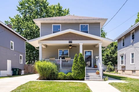 Welcome to The Oakley Charmer! Your Home Getaway in Cincinnnati