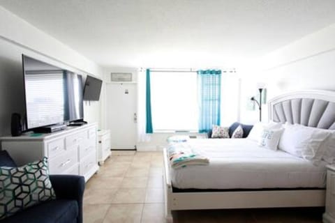 Modern Elegant Studio with 1 Tempur-Pedic Memory Cooling Foam Queen Bed.