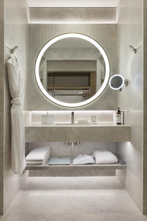 Shower, hair dryer, bathrobes, slippers