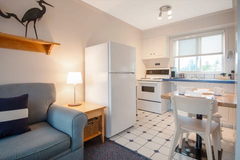 Seaview One-Bedroom King Suite | Private kitchen | Microwave, oven, coffee/tea maker, cookware/dishes/utensils