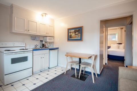 Seaside One-Bedroom Double Suite | Private kitchen | Microwave, oven, coffee/tea maker, cookware/dishes/utensils