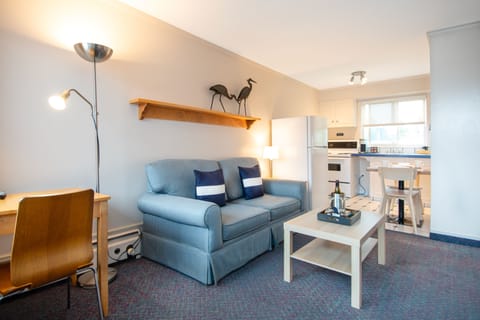 32-inch flat-screen TV with cable channels, fireplace