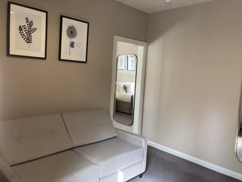 Family Room | Iron/ironing board, free WiFi