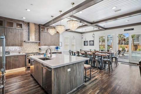 Never feels crowded! 2 high-tops seat 20 + 4 more at island barstools