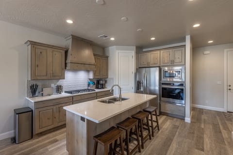 Kitchen & Kitchen Island - The Kitchen is complete with everything you will need for meal preparations including pots, pans, baking dishes, plates, cups, silverware, cutlery, and an assortment of cooking utensils.