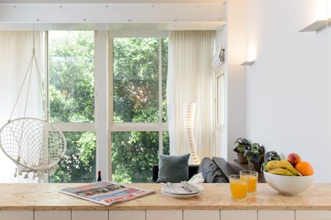 Full-size fridge, microwave, oven, stovetop