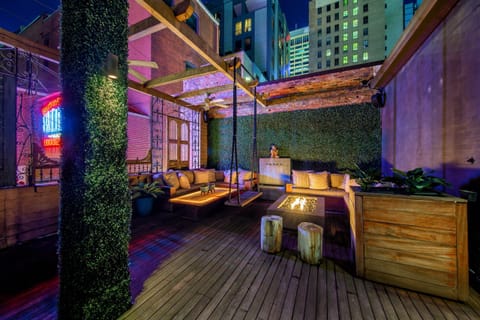 Large Private Deck – Overlooking world-famous Printers Alley, this spacious outdoor retreat features a natural gas fire table, dog grass area, and plenty of seating for relaxing or entertaining.