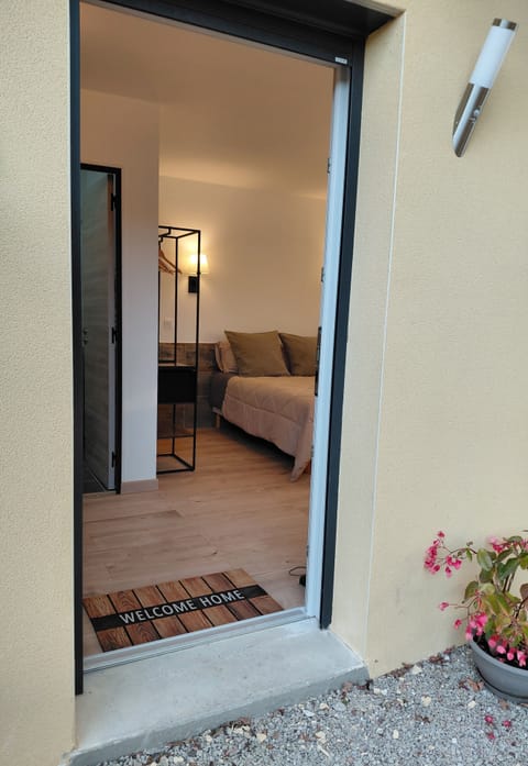 Comfort Studio Suite, Hot Tub, Garden Area | Wardrobe