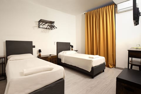 Standard Twin Room | Desk, free WiFi, bed sheets