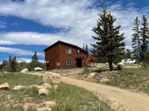 Large mountain cabin with a view