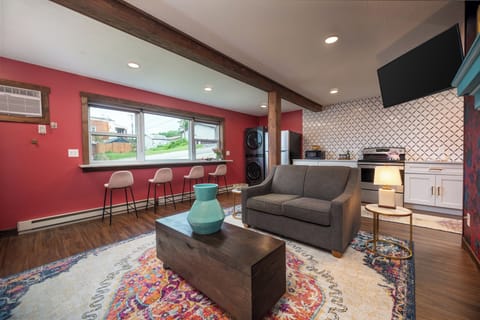 This 12-ft built-in counter does it all—dining space, work-from-anywhere setup, or glam station for wedding prep. With plenty of outlets, natural light, and room to spread out, it’s one of the most versatile and loved features of the Diamond Condo.