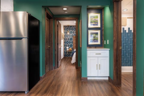 Stylish 2BR condo with king beds, full kitchen, walk-in shower, and a cozy living space. Guests love the direct access to the rooftop patio and game room—plus walkable access to bars, restaurants, and the riverfront just steps away.