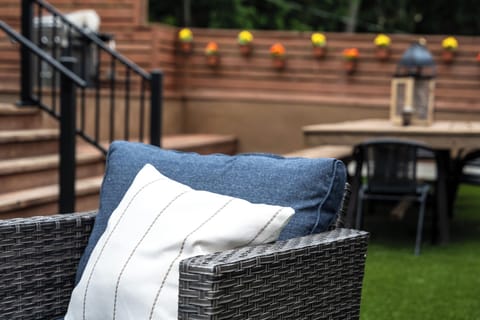 Step outside to the 2,000 sq ft rooftop patio—just off the Emerald Condo. With fire tables, lounge seating, string lights, and downtown views, it’s perfect for morning coffee, sunset drinks, or late-night laughs under the stars.
