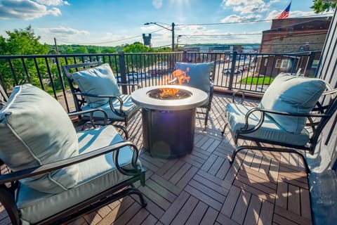 Kick back on your private rooftop-style deck with seating for four, a propane fire pit, and sweeping views of downtown. Guests love sipping wine here after dinner, soaking in the vibe of this charming river town. “The balcony was our favorite part!”
