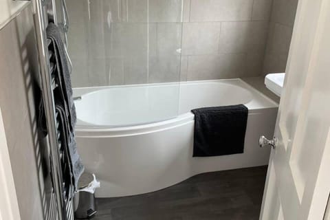 Combined shower/tub, deep soaking tub, towels, soap