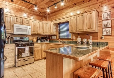 Four Bears Lodge's fully equipped kitchen