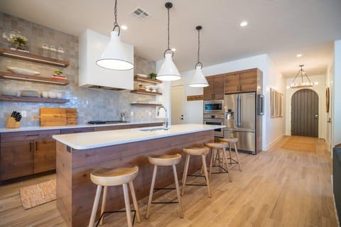 Deluxe kitchen with island seating for up to 5
