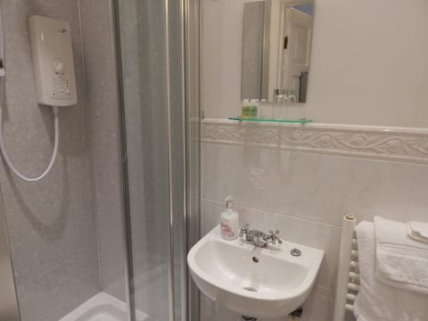 Single Room, Ensuite, Garden View | Bathroom | Hair dryer, towels