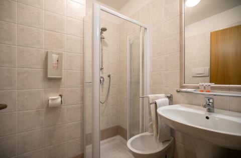 Comfort Triple Room, 1 Bedroom | Bathroom | Shower, free toiletries, hair dryer, bidet